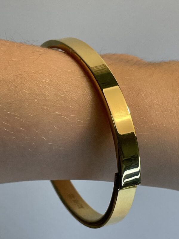 bracelet en or au poignet