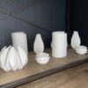 différents pots en porcelaine blancs