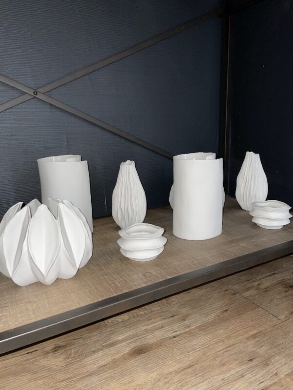 différents pots en porcelaine blancs