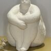 Statuette blanche femme assise - Opjet – Image 6