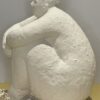Statuette blanche femme assise - Opjet – Image 4