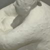 Statuette blanche femme assise - Opjet – Image 3
