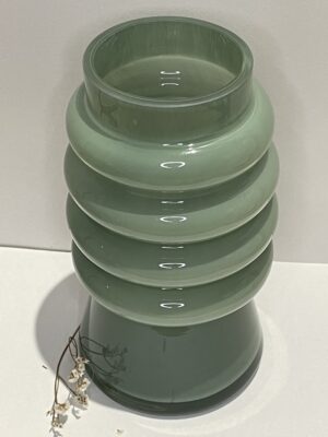 Vase en verre vert – Madam Stoltz