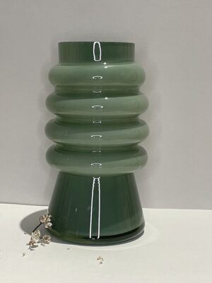 Vase en verre vert – Madam Stoltz