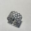bague argentée et ajourée