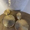 boucles d'oreilles dorées striées