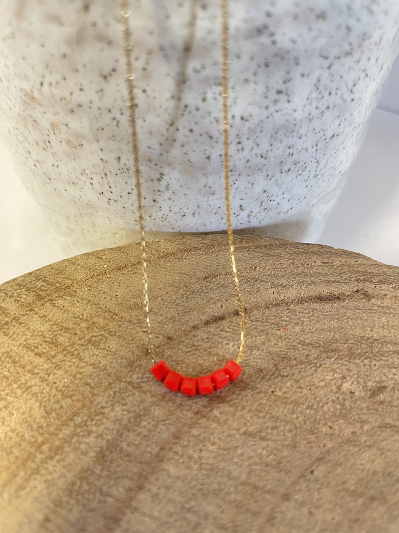 collier en acier inoxydable et perles de verre rouge