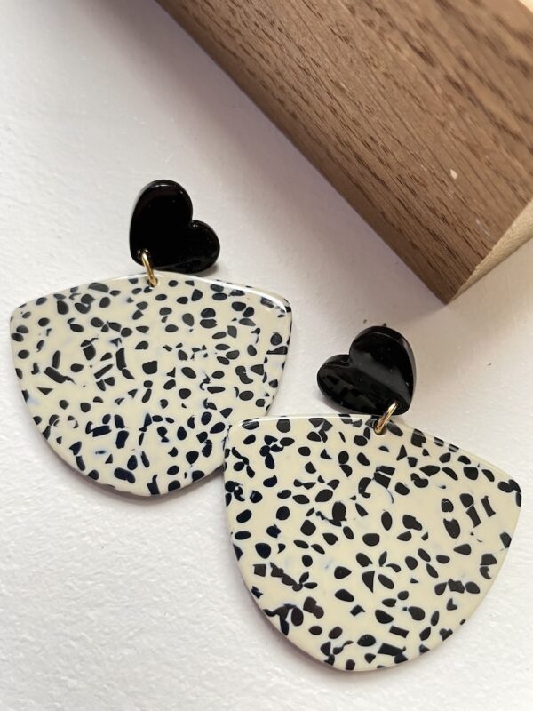 boucles d'oreilles mouchetées noires et beige en acrylique