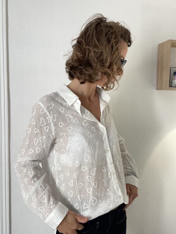 chemise blanche en coton et coeurs brodés