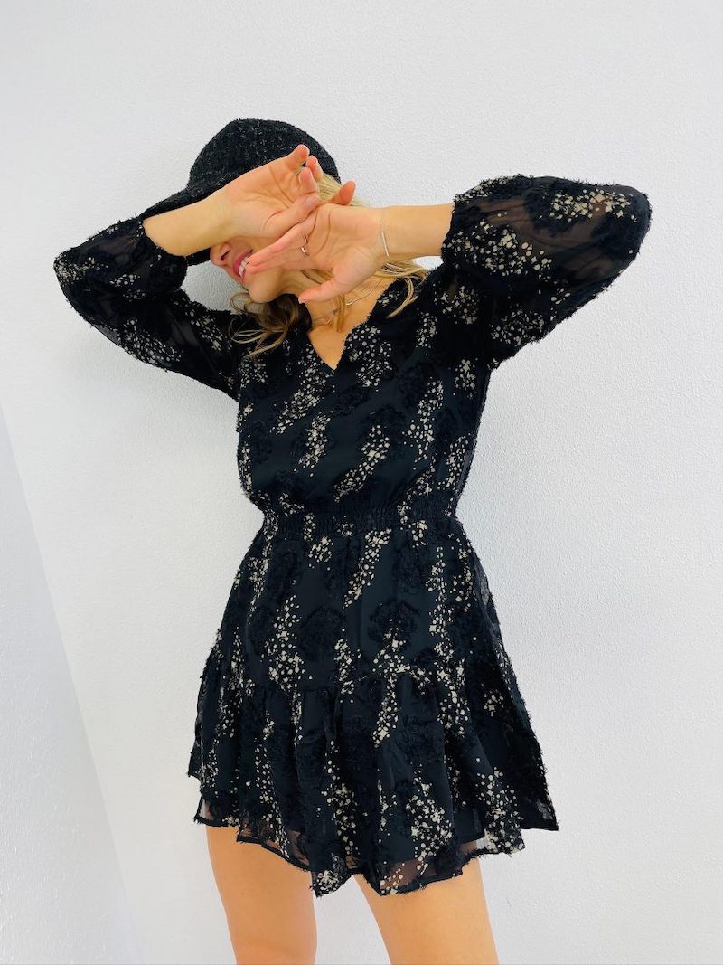 robe noire courte et motifs doux et doré