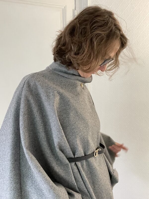 cape taille unique, grise et ceinture noire