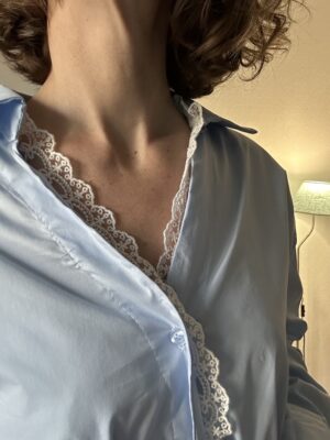 Chemise bleue ciel et dentelle blanche – Polo