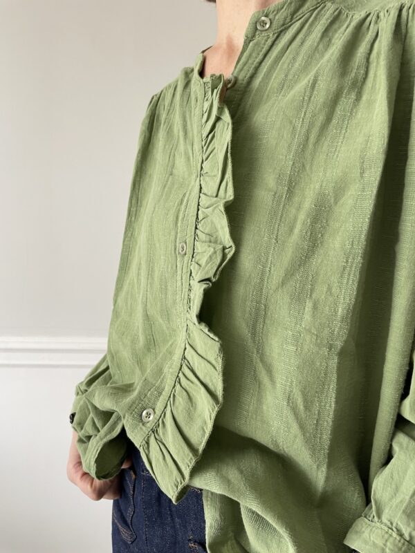 blouse verte col volant