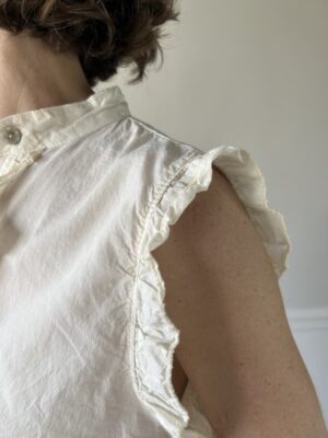 CHEMISE ÉCRU SANS MANCHES À VOLANTS – JOHANNA PARIS