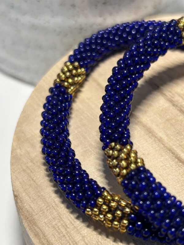 bracelet nepalais. bleu électrique