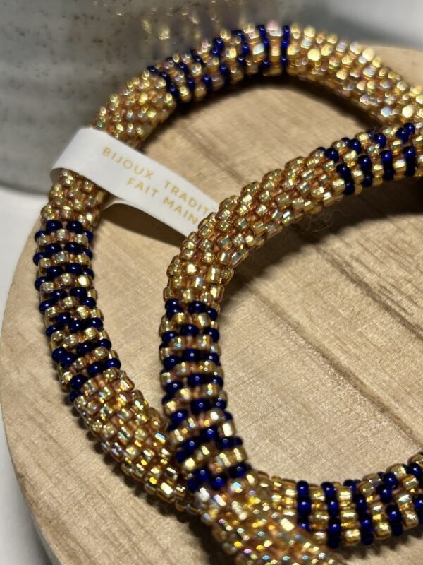 bracelet doré et bleu