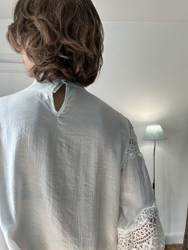 chemisier blanc, manches longues et dentelle