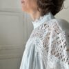 chemisier blanc et dentelle, lumine