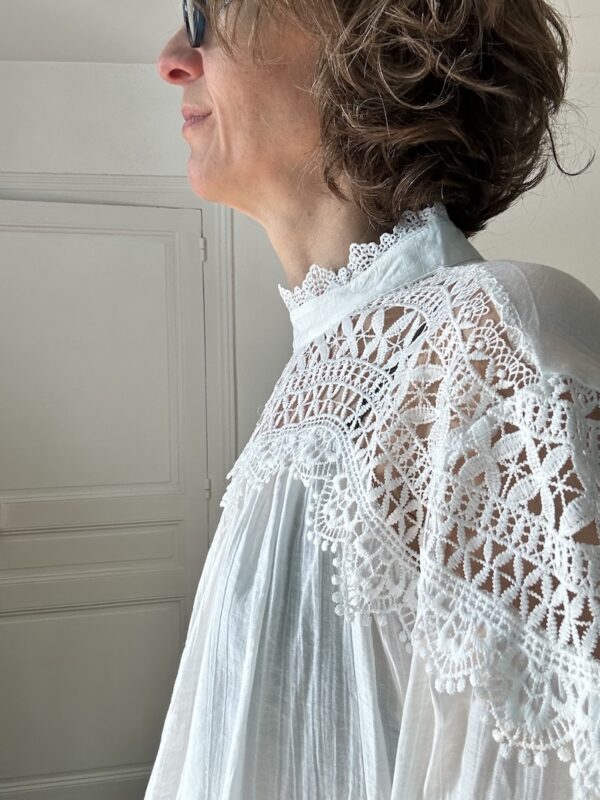chemisier blanc et dentelle, lumine