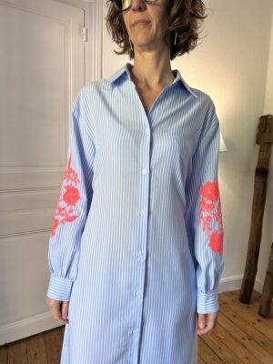 Robe-Chemise Longue Rayée & Broderie Orange – Esprit Bohème Chic