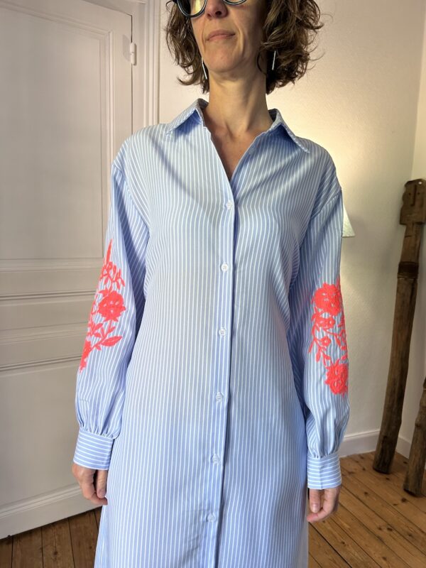 robe chemise rayée bleue et broderie