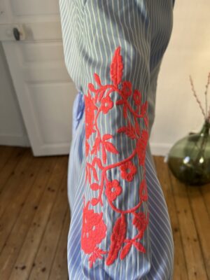 Robe-Chemise Longue Rayée & Broderie Orange – Esprit Bohème Chic
