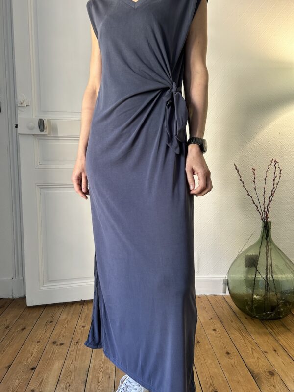 robe longue fluide et ajustée, bleue. millenium