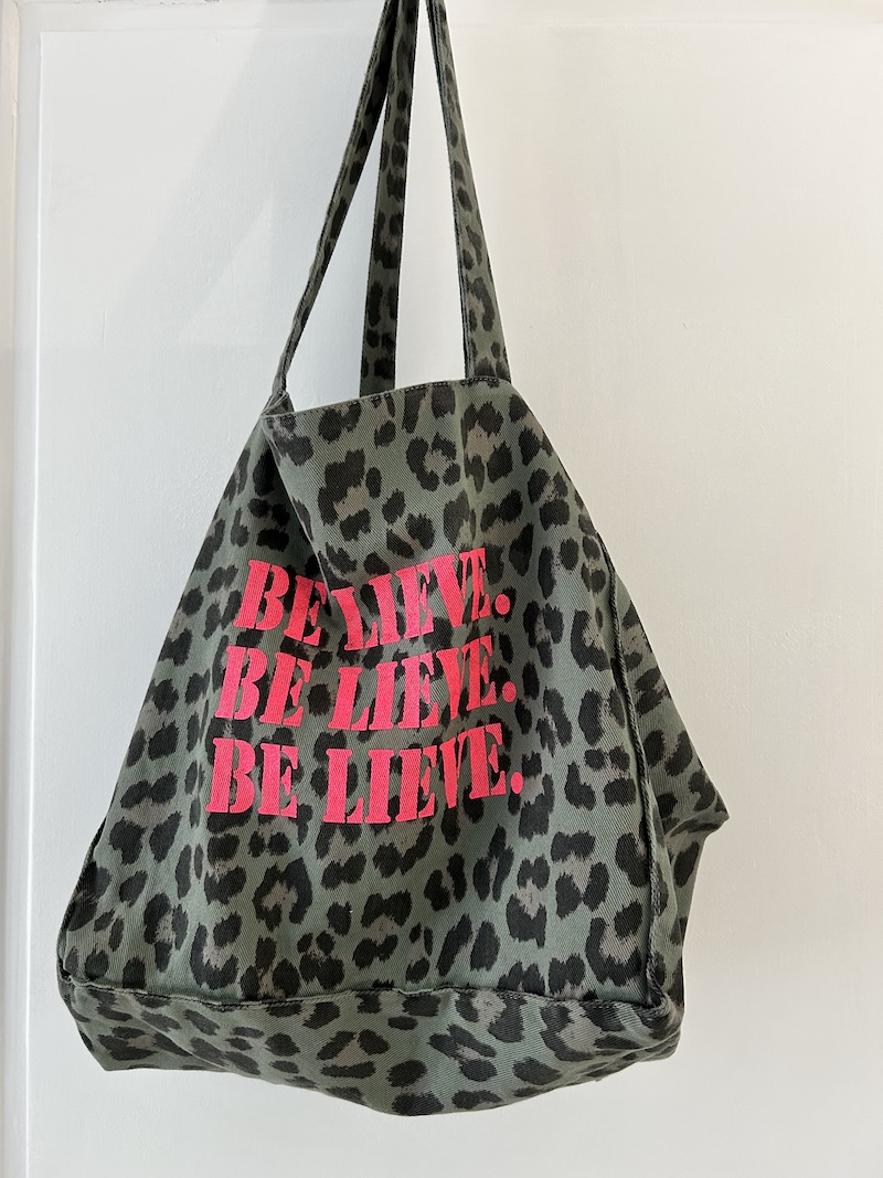 Sac Léopard & Inscription Fluo – Style wild & pratique