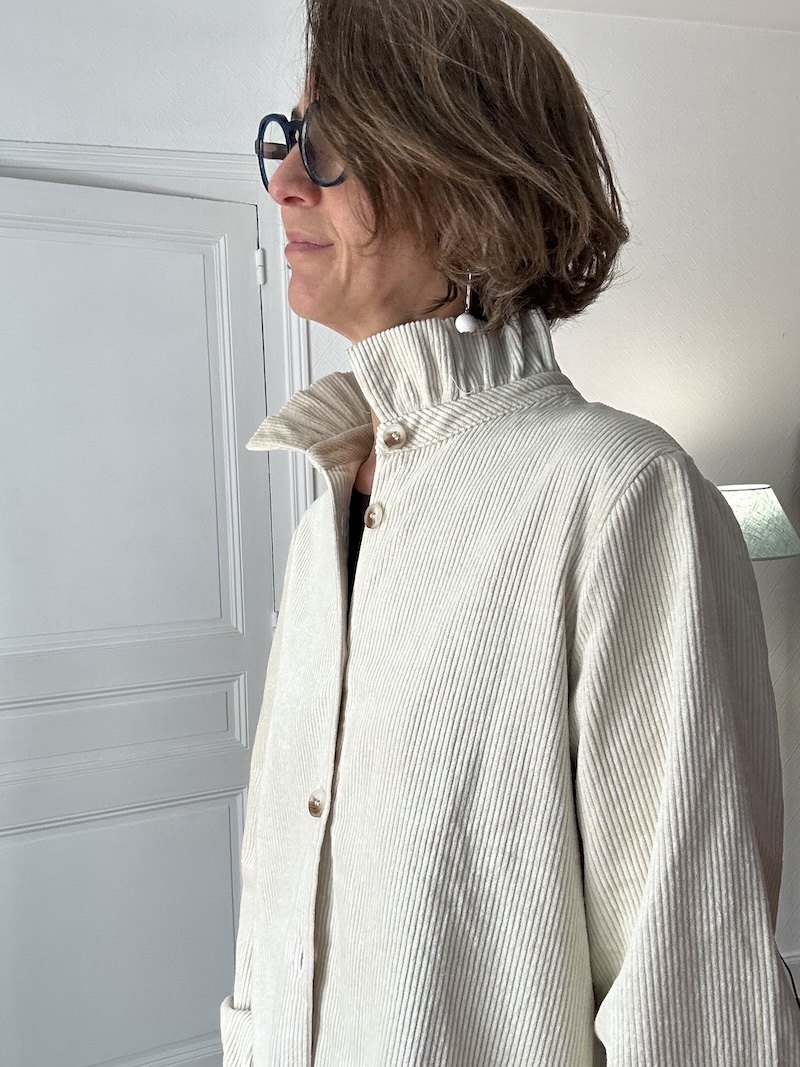 Chemise-veste en velours côtelé écru – col montant tendance