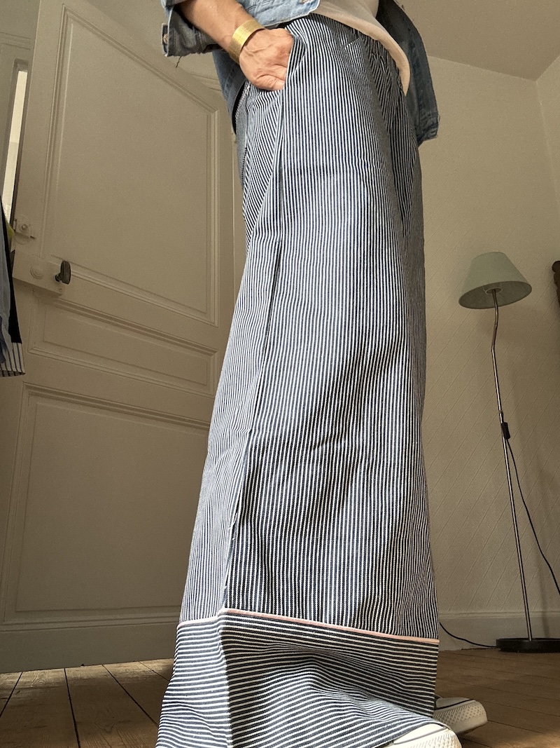 Pantalon rayé bleu à taille élastique – coupe asymétrique
