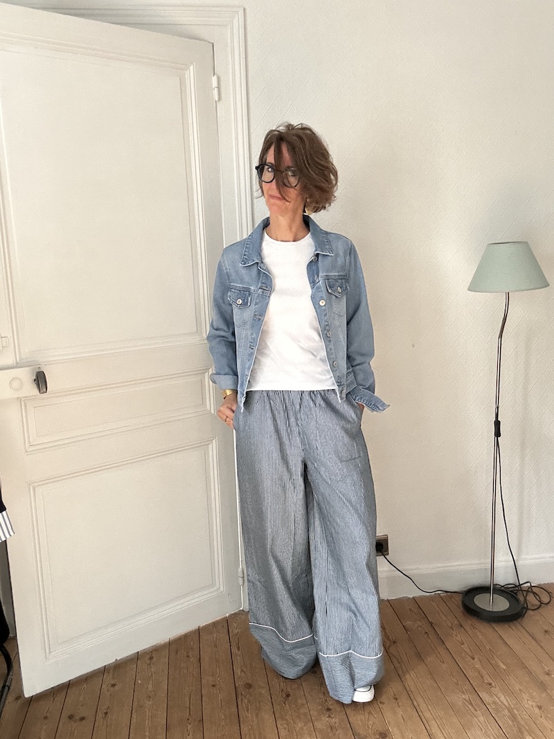 Pantalon rayé bleu à taille élastique – coupe asymétrique