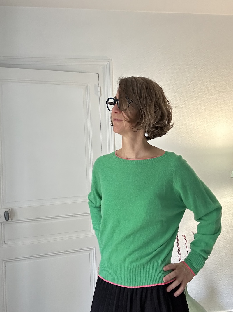 Pull femme en cachemire vert pomme – liseré rose fluo – Made in Italy