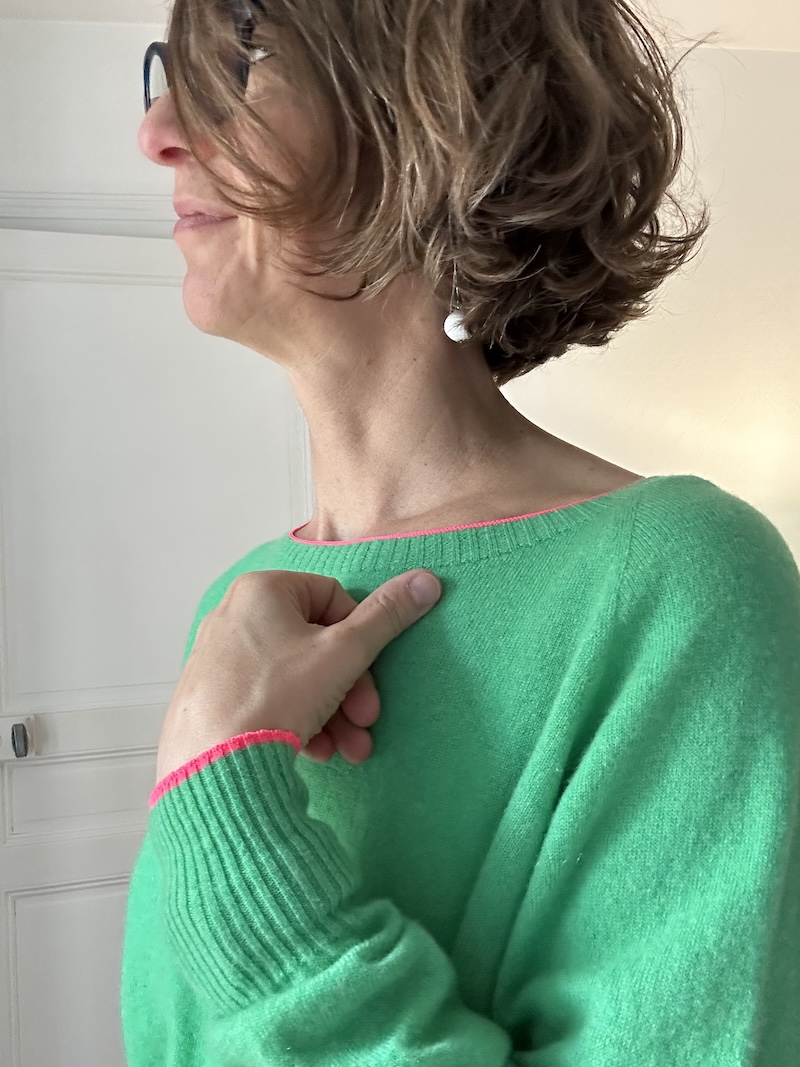 Pull femme en cachemire vert pomme – liseré rose fluo – Made in Italy
