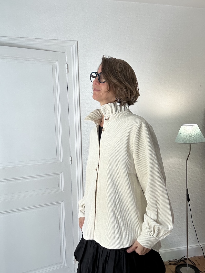 Chemise-veste en velours côtelé écru – col montant tendance