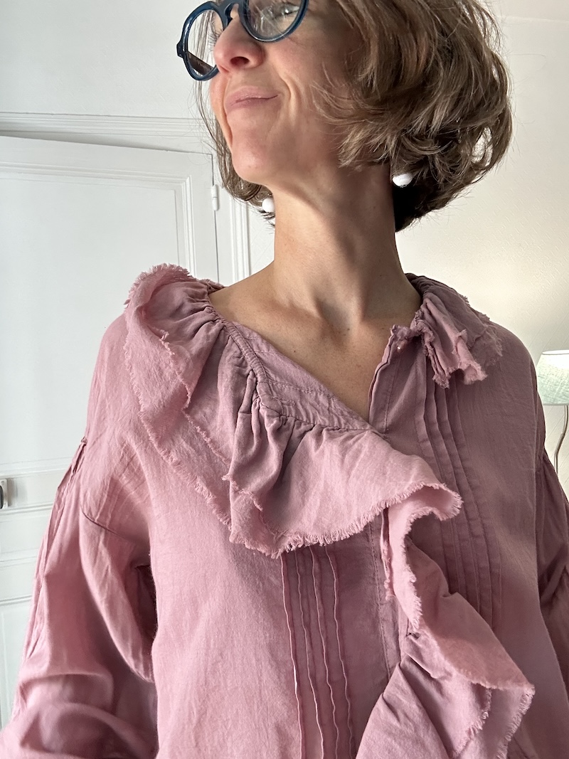 Chemise Tunique Johanna Paris – Taille Unique – Volant Élégant & Manches Longues