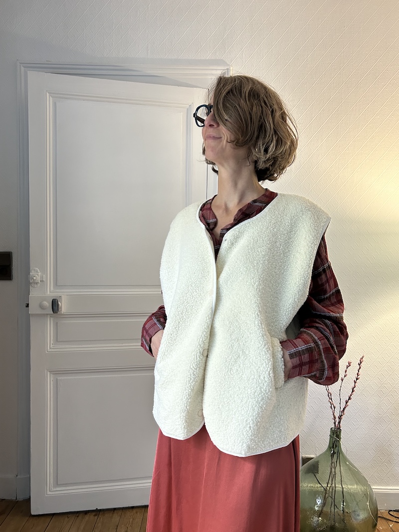 Gilet sans manches effet moumoute – écru ou bleu marine – taille unique
