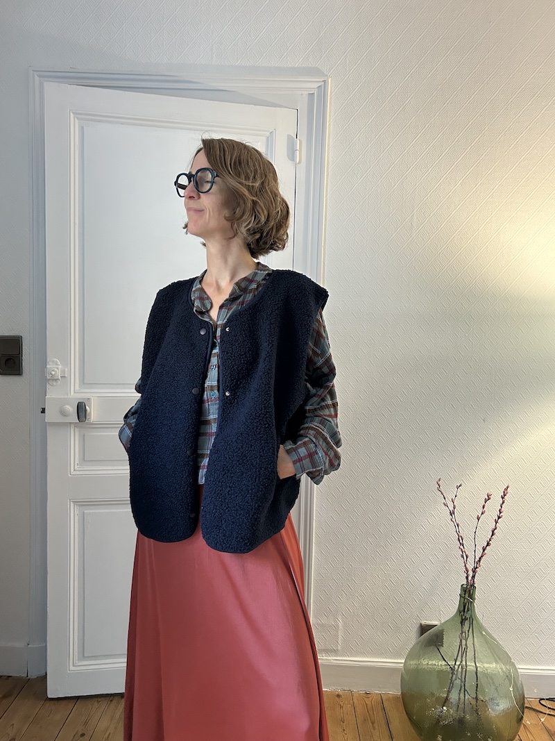 Gilet sans manches effet moumoute – écru ou bleu marine – taille unique