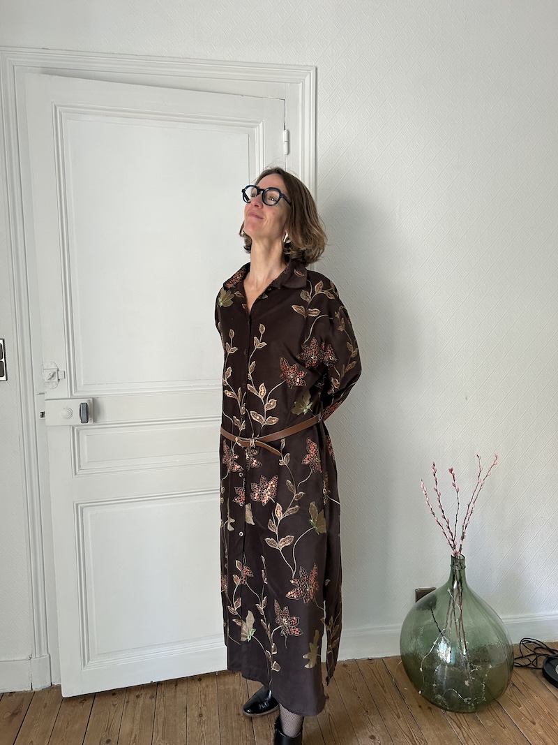 robe longue marron et broderies, Lumine