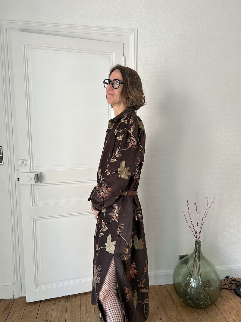 robe longue marron e velours et broderies. Lumine