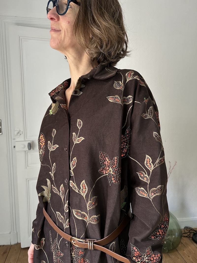 robe chemise, longue, marron et broderies. Lumine