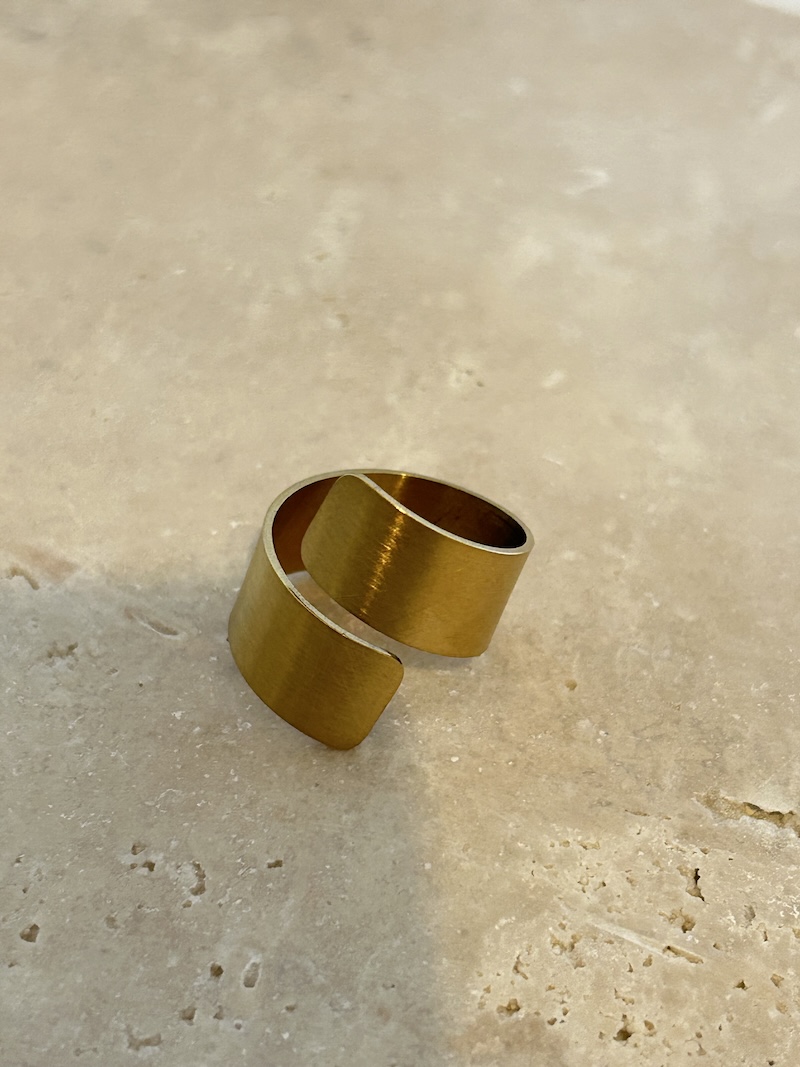 Bague large en acier inoxydable doré – Tune– modèle enveloppant réglable