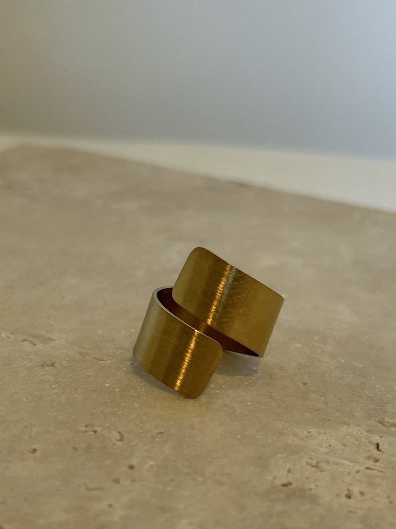 Bague large en acier inoxydable doré – Tune– modèle enveloppant réglable