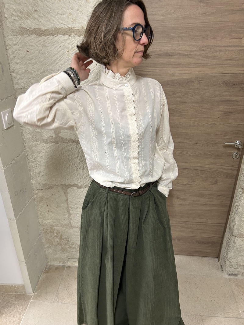 Chemise Écru Femme – Col Victorien Brodé – Manches Longues – Coton – Tailles S/M & M/L