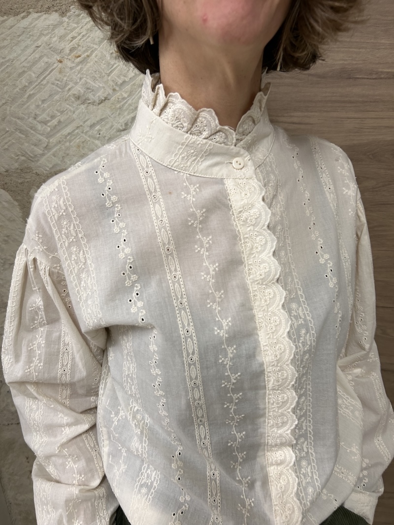 Chemise Écru Femme – Col Victorien Brodé – Manches Longues – Coton – Tailles S/M & M/L