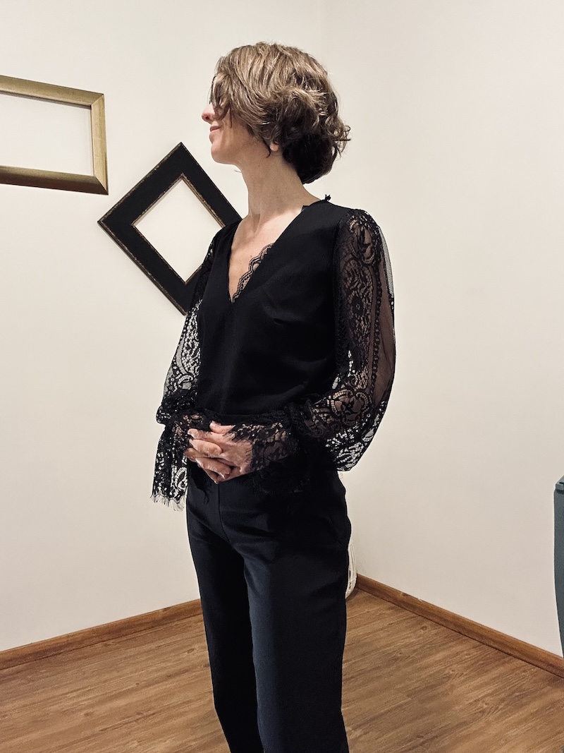 combinaison pantalon ajustée, encolure v dentelle, et dentelle aux manches