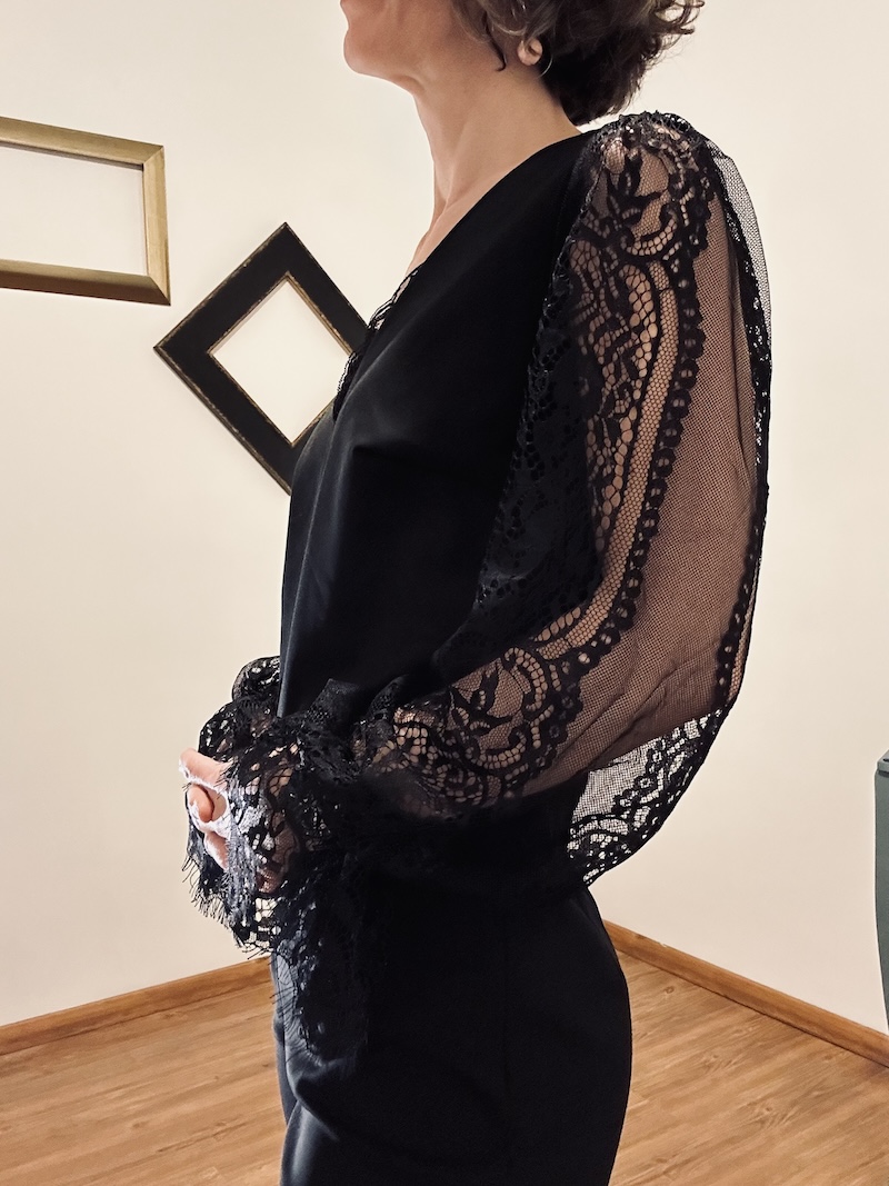 Combinaison Pantalon Noire – Dentelle – Encolure V – Taille Ajustée