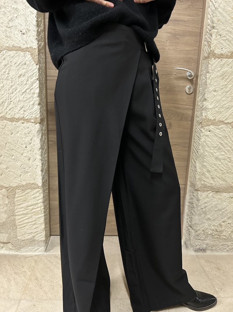 pantalon asymétrique, noir, fluide, ceinture croisée (effet portefeuille)