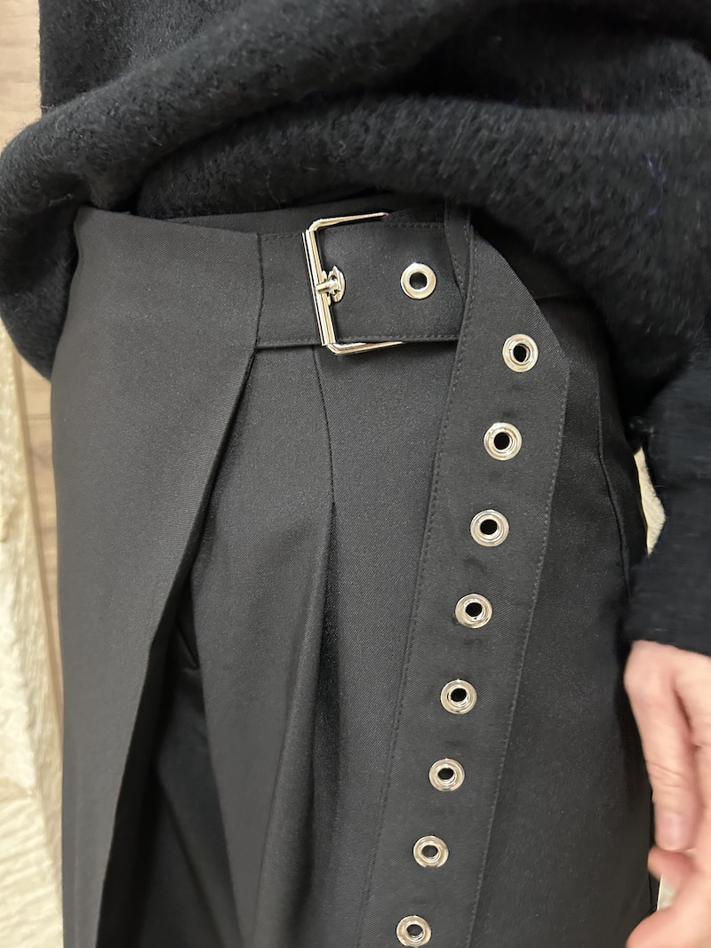 pantalon asymétrique, ceinture à oeillets, noir