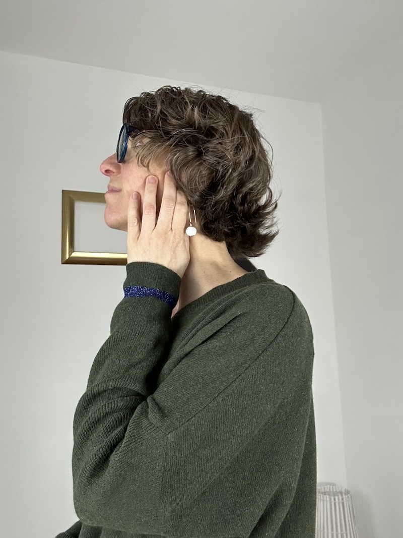 pull kaki et liseré bleu électrique