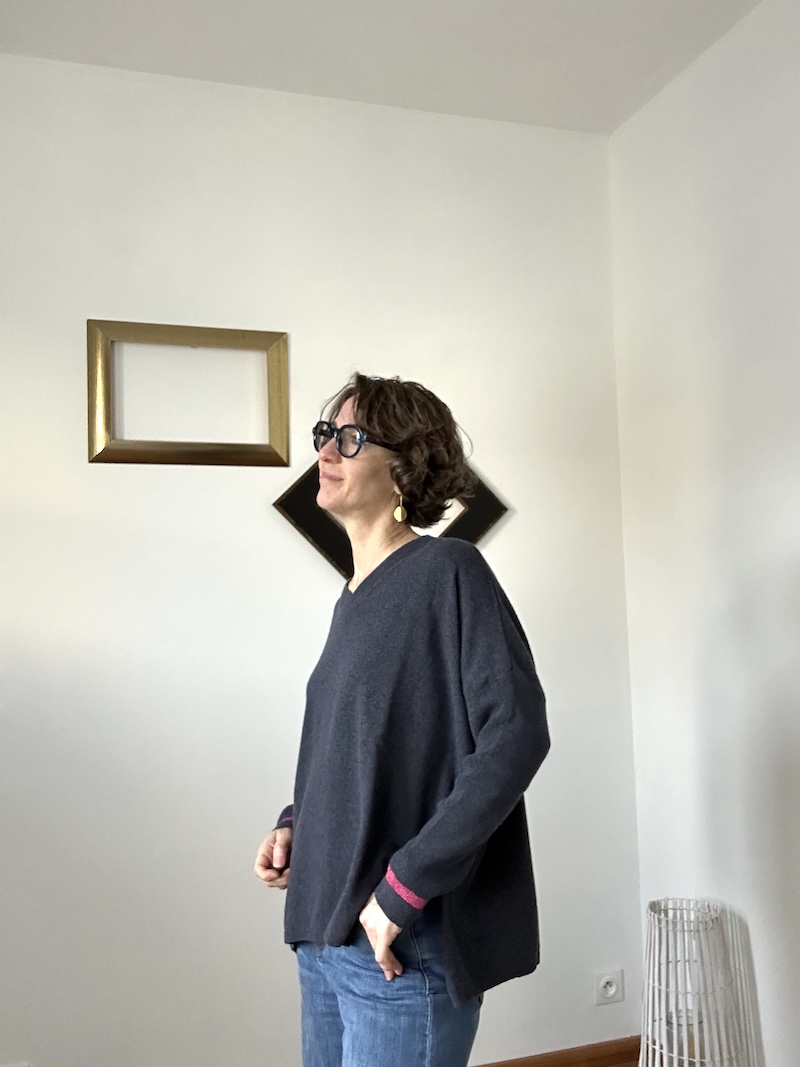 pull gris et liseré rose fluo